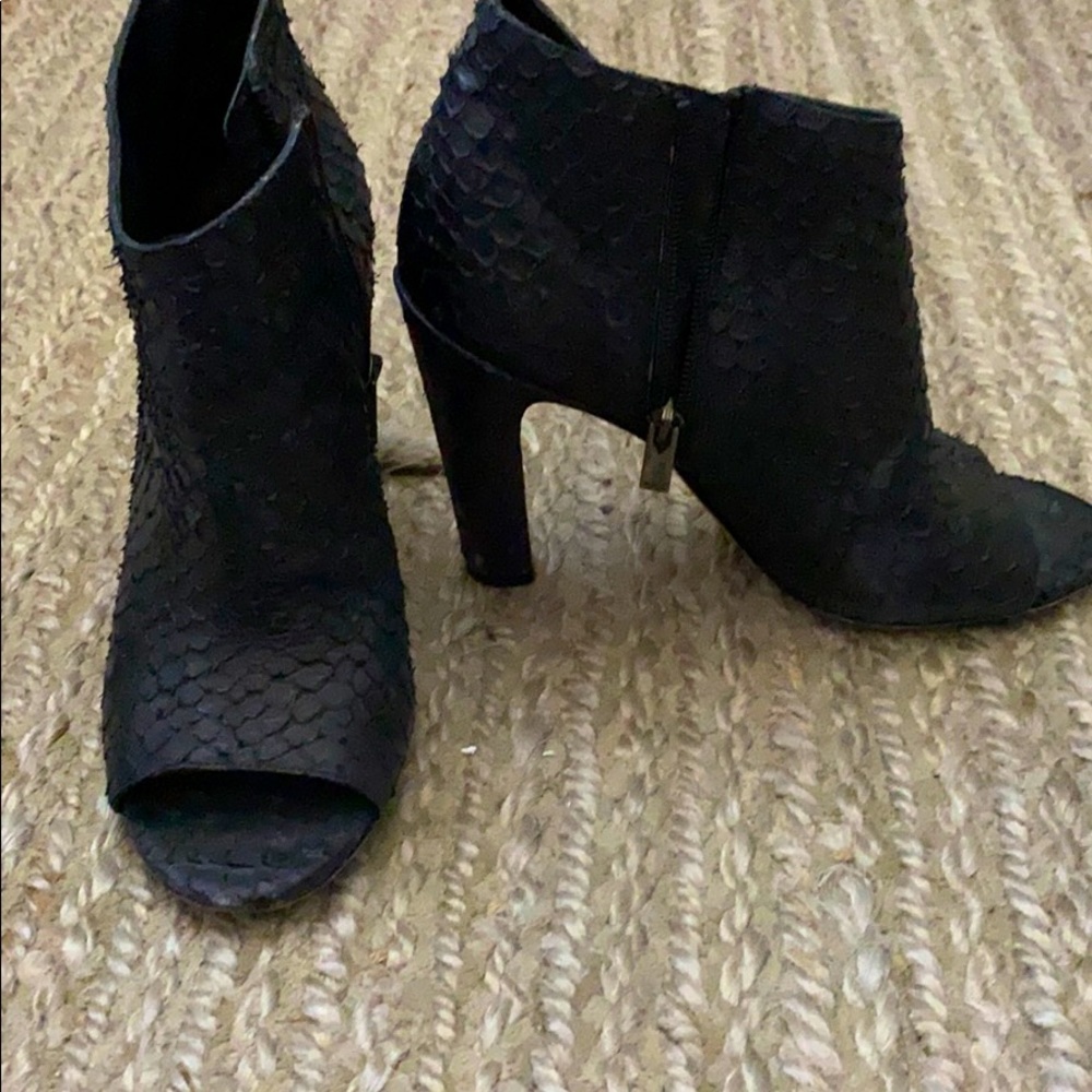 Vince alligator-like heel